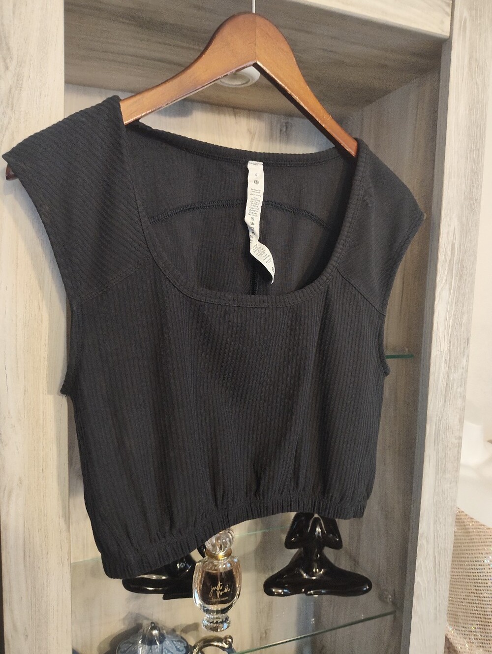 lululemon athletica Black Ribbed Scoop-Neck Crop Top SZ 6